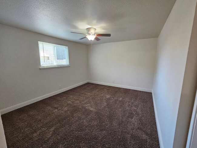 Building Photo - Franklin Triplex - Golden Dev