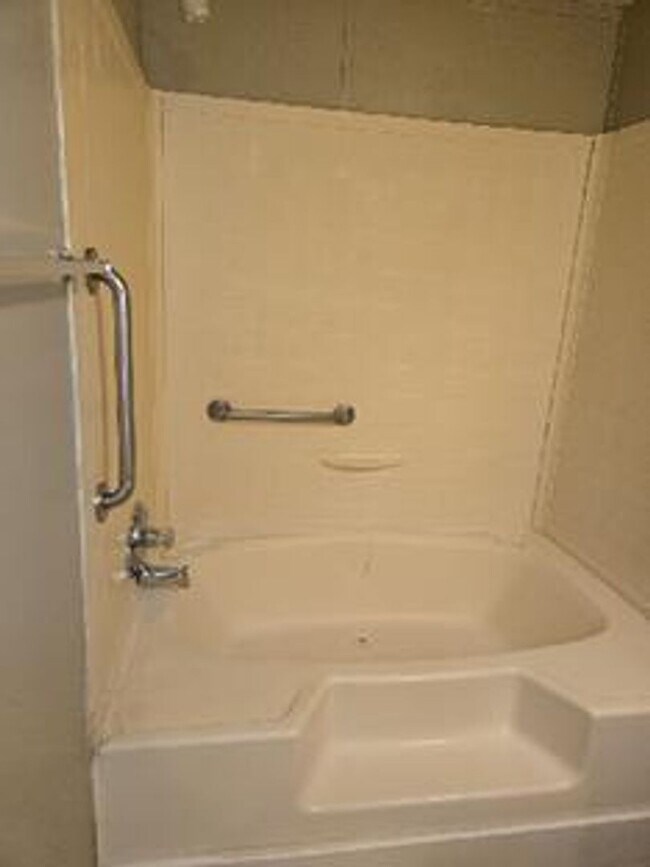 Building Photo - STUDENTS WELCOME! $300 Rent Credit if Lease Starts before 7/1/26!