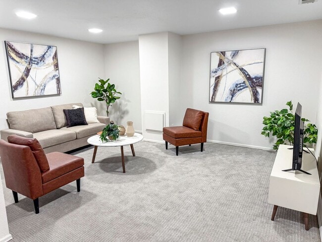 Building Photo - Beautifully Remodeled 3BD/2.5BA Spacious T...