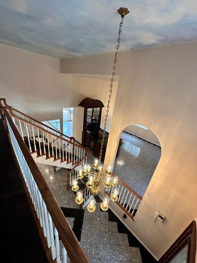 Building Photo - Exquisite Belmont Estate with Luxurious Am...