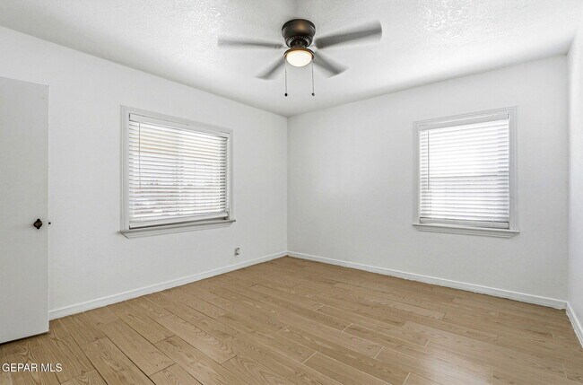 Building Photo - 513 Cardon St