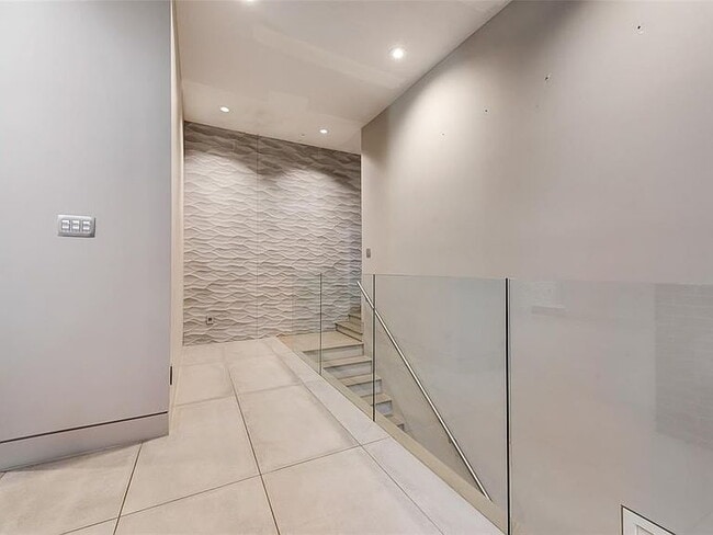 Building Photo - "Luxurious 3-Bed Oasis with 5 Full Baths in Prime Dallas Location - 4,666 Sq Ft of Elegance!"