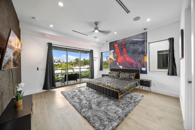 Building Photo - 547 NE 16th Ave