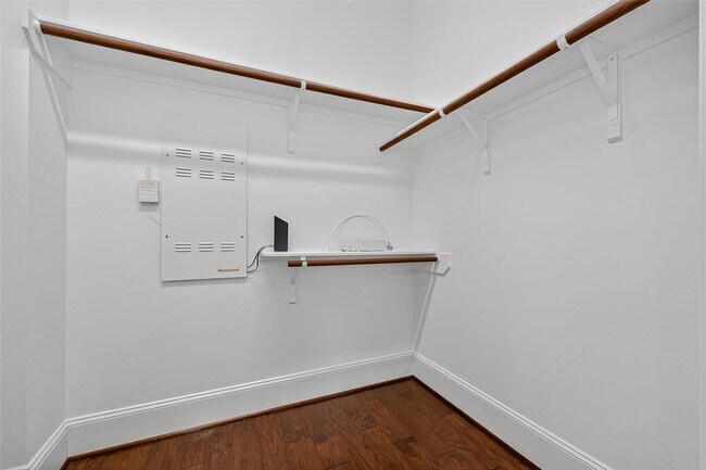Building Photo - 7023 Sanders Hill Ln