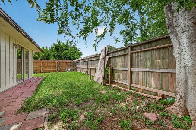 Building Photo - 10814 Parkland Woods Dr