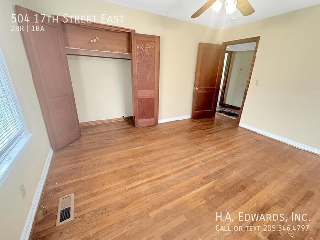 Building Photo - 504 17th St E