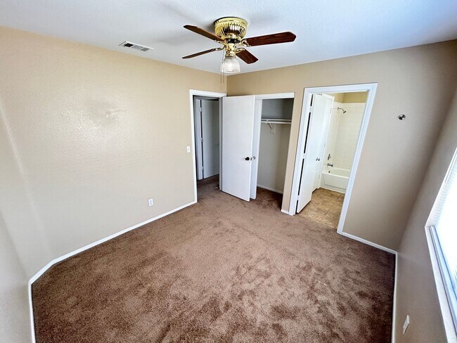 Building Photo - Gorgeous 4-bedroom home with a pool!