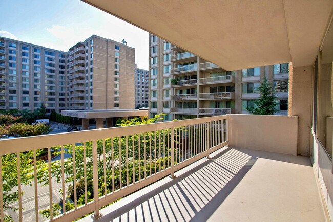 Building Photo - 1600 S Eads St