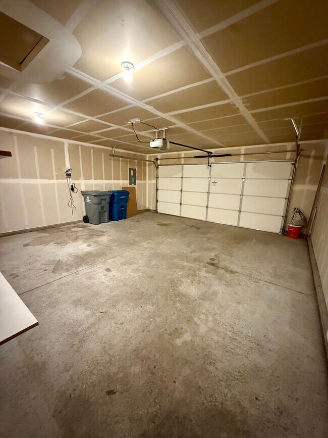 Building Photo - Great location, 3 bedroom two bath home fo...