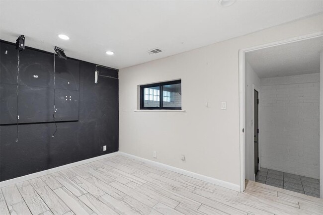 Building Photo - 2204 Santa Rita St