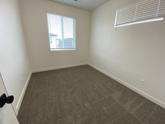 Building Photo - Newer Rockwell Ranch Townhome