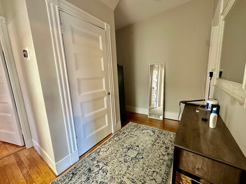 Building Photo - 6 Saint Paul St