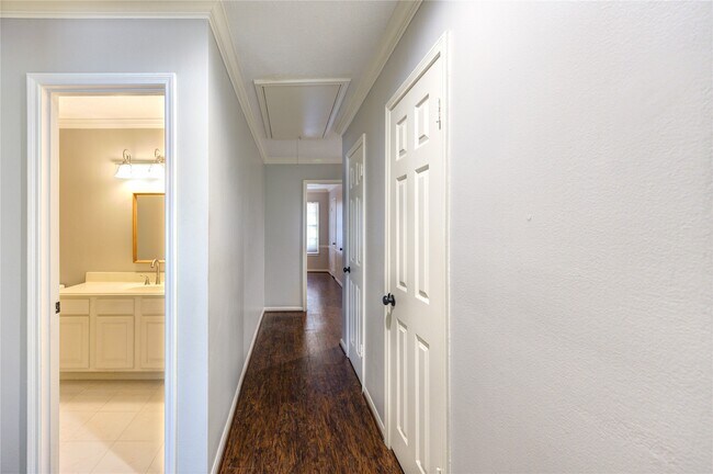 Building Photo - 940 Wycliffe Dr