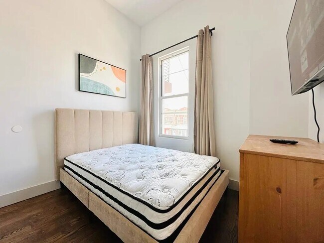 Building Photo - Furnished room/NOT APARTMENT