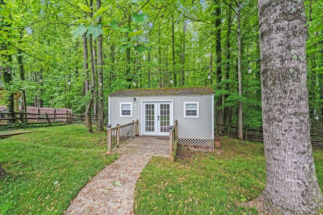 Building Photo - Comfort Meets Function in This 3BR/2BA Ced...