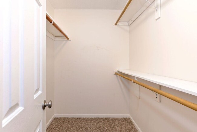 Building Photo - Nicely Updated Grafton Woods Condo
