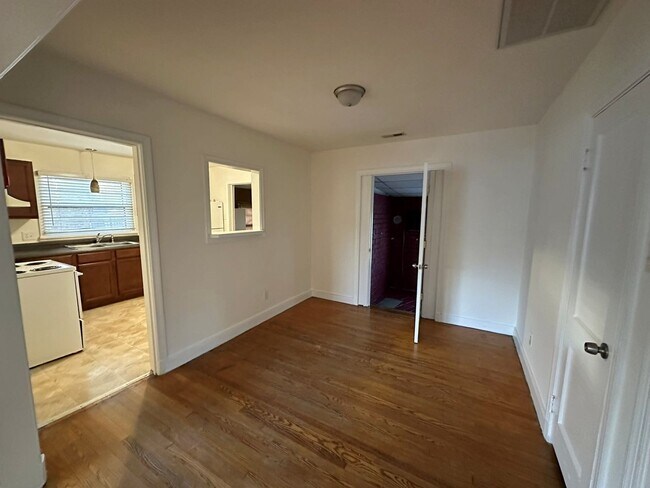 Building Photo - Rancher with Large Back Yard!