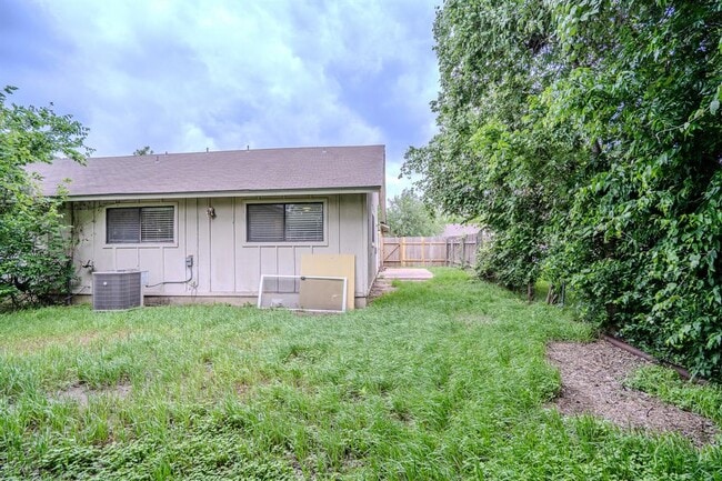 Building Photo - 12403 Tree Line Dr