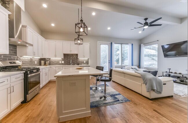 Building Photo - 823 Mansfield St