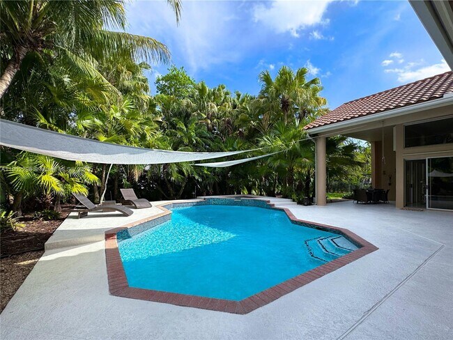 Building Photo - 375 Sabal Way