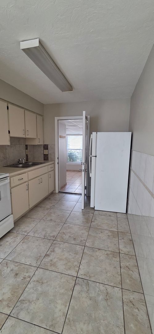 Building Photo - 2/1 Home in suberb location, pet friendly!