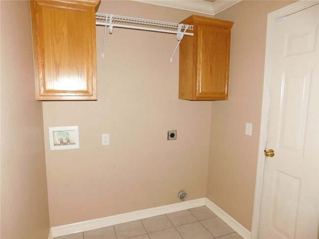 Building Photo - 910 SW Cheyenne Dr