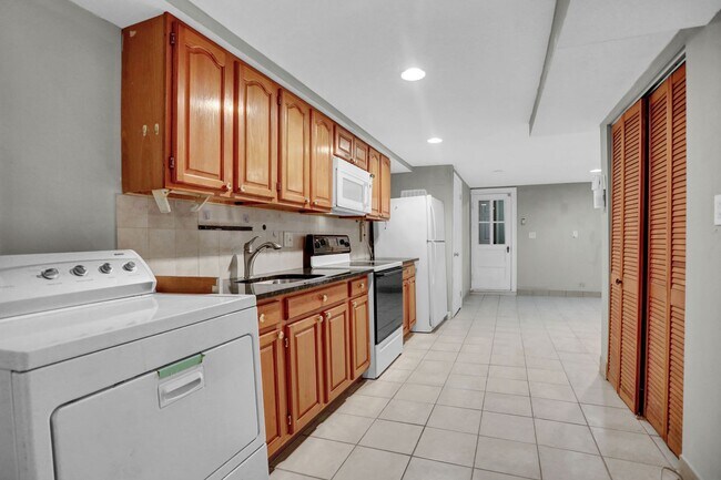Building Photo - 434 Folcroft St
