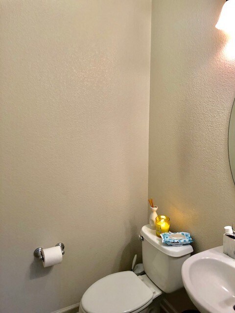 Building Photo - Beautifully updated, tri- level 4 Bd/2.5 B...