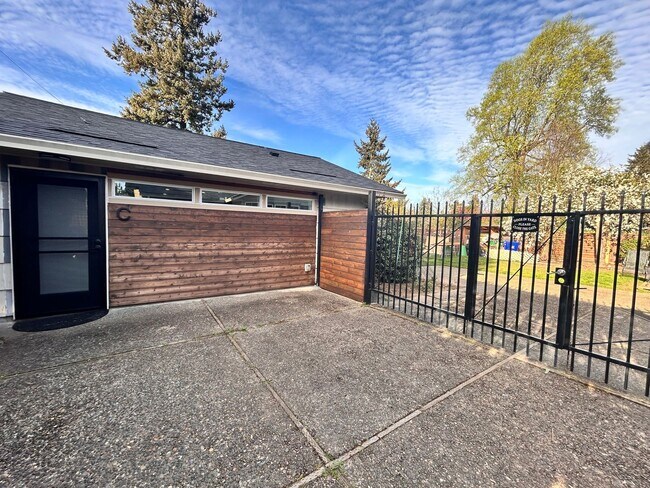 Building Photo - 12701 SE Salmon Ct