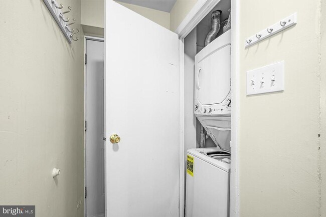 Building Photo - 306 W Wildey St