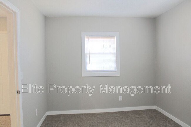 Building Photo - 1639 E Orman Ave