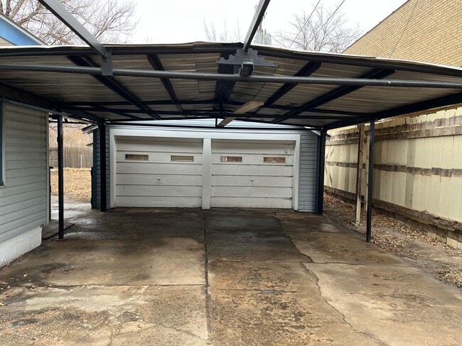 Building Photo - 3 Bed/1 bath home with 2 car garage for rent!