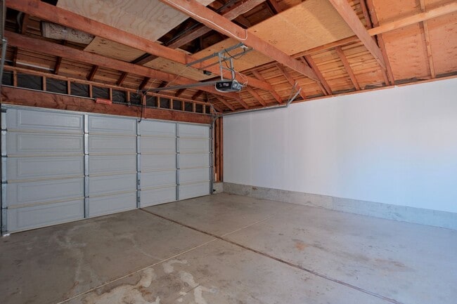 Building Photo - Spacious 3 Bedroom 2 Bath townhome for ren...