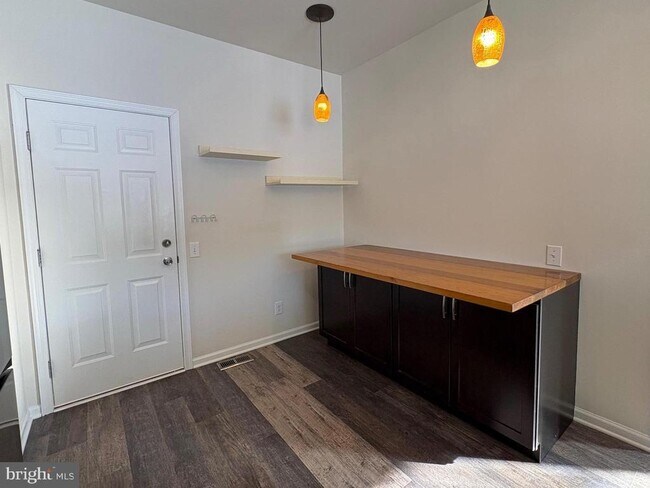 Building Photo - 142 Sills Ln