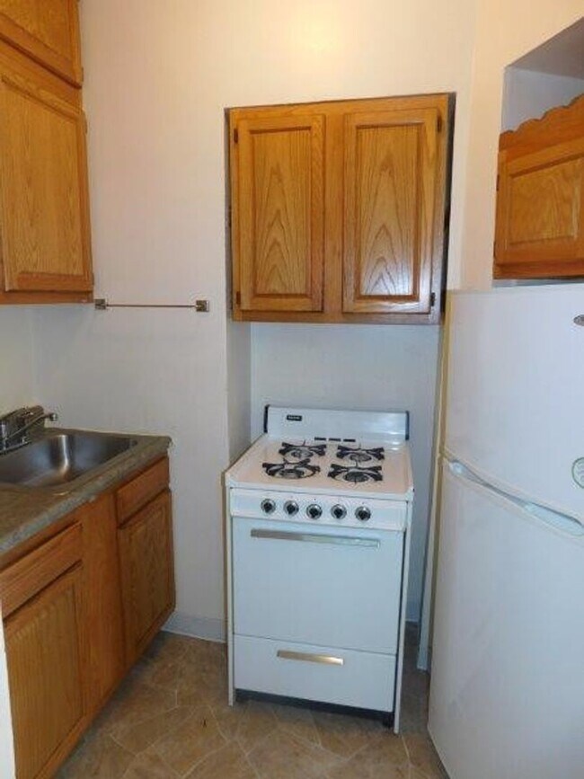 Building Photo - 219 E Mifflin St