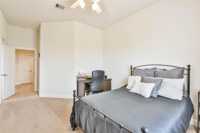 Building Photo - 1236 Laurel Lp