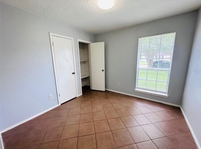 Building Photo - 7015 Sharpsburg Dr