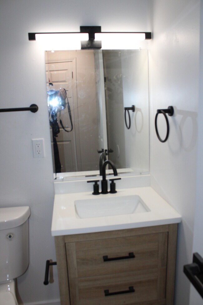 Building Photo - Spacious and inviting 5-bedroom, 2.5-bath home located in Kansas City, MO