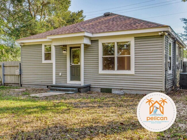 Building Photo - Cozy 2 Bedroom House with Large Yard in Pe...