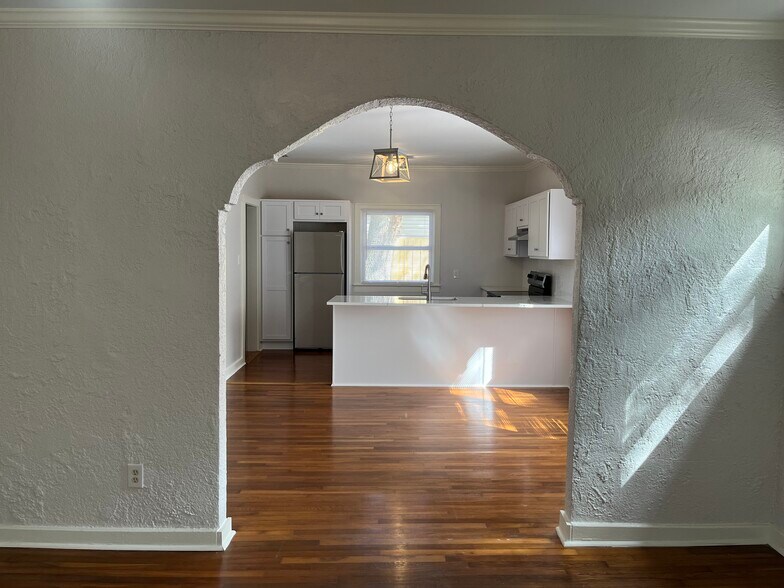 Building Photo - 2149 Mango Pl