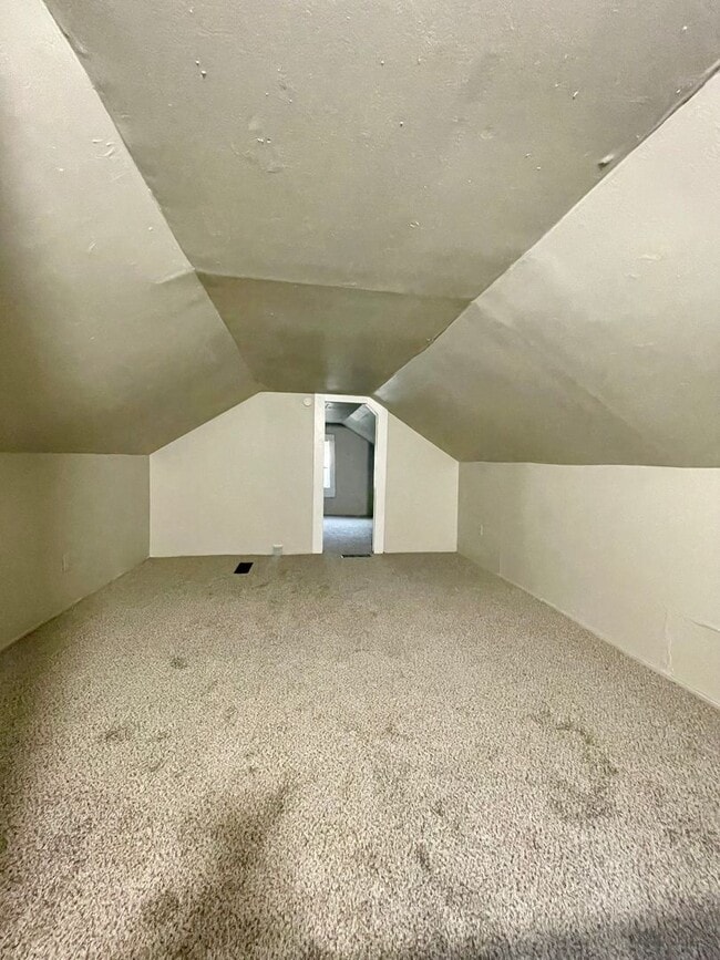 Building Photo - Welcome to this charming 2-bedroom, 1-bathroom home located in the vibrant community of Hickory, NC.