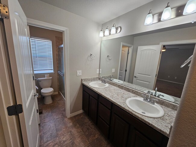 Building Photo - 3 Bed 3 bath house in Lorson Ranch!
