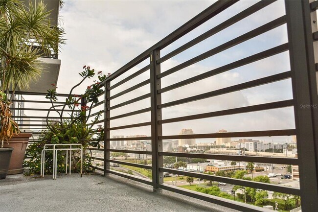 Building Photo - 1120 E Kennedy Blvd