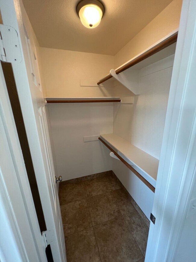 Building Photo - Move in Special!! $1000 off 1st Month's Rent!!