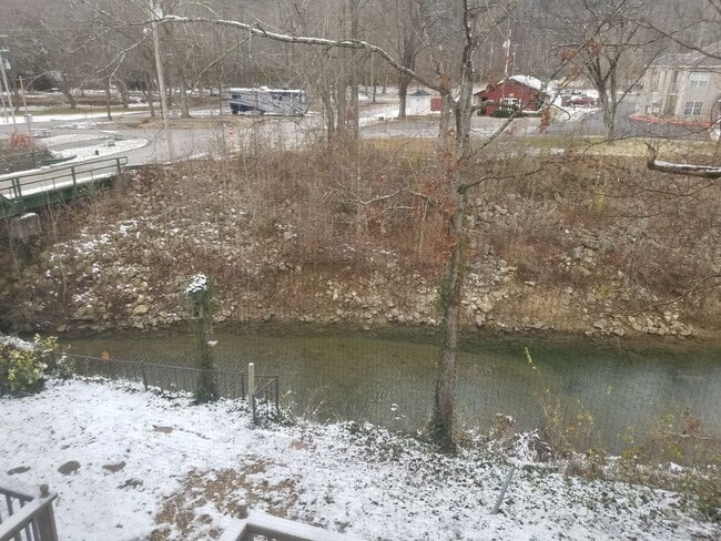 Building Photo - Beautiful Two Bedroom 2 bath Apartment wit...