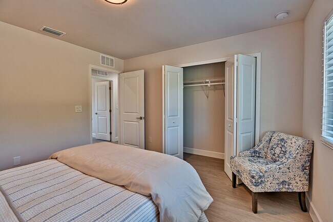 Building Photo - NEW HOME! 3/2  in Hawthorne