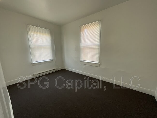 Building Photo - 122 Ann St