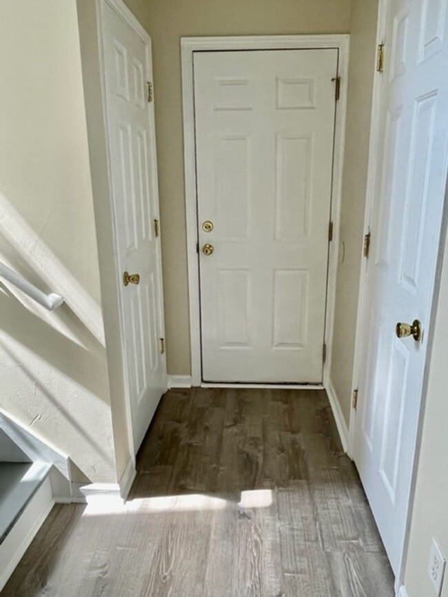 Building Photo - Must see this 4 bedroom 2.5 bath townhouse...