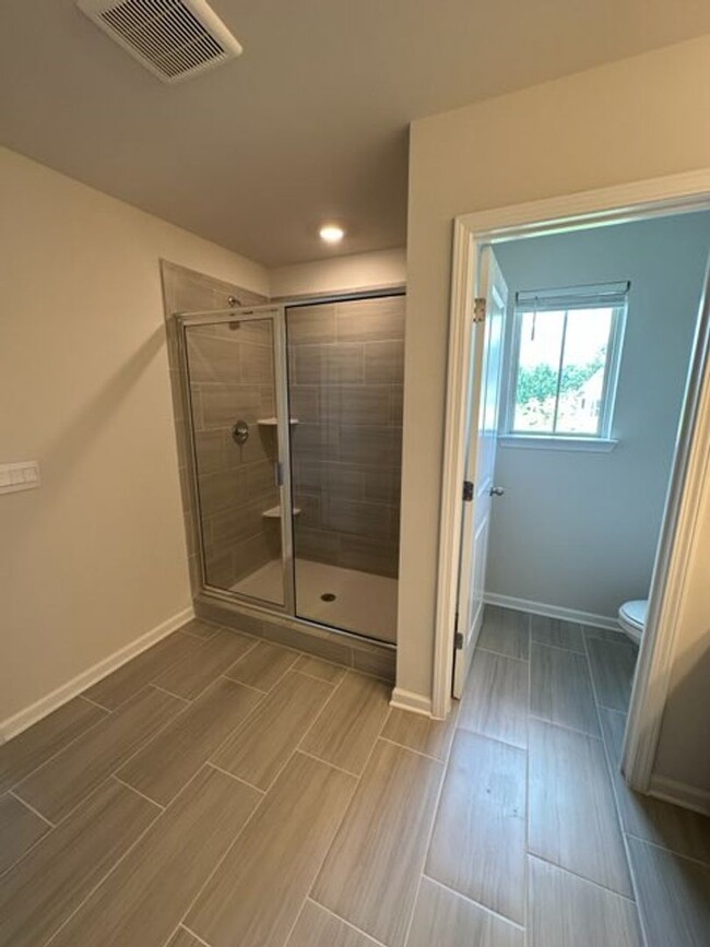 Building Photo - Lovely townhome in gated subdivision minut...