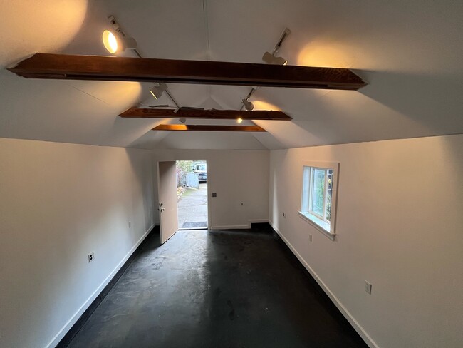 Building Photo - 1215 N Holman St
